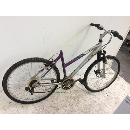 14 - THREE VARIOUS MOUNTAIN BIKES FOR SPARES OR REPAIR TO INCLUDE A BLACK AND BLUE ZINC DUAL SUSPENSION W... 