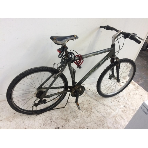 14 - THREE VARIOUS MOUNTAIN BIKES FOR SPARES OR REPAIR TO INCLUDE A BLACK AND BLUE ZINC DUAL SUSPENSION W... 