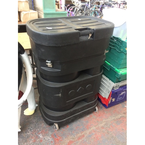 172 - A GOOD QUALITY BLACK PLASTIC TWO WHEELED FLIGHT CASE CONTAINING RETAIL MAGNETIC ADVERTISING SYSTEM