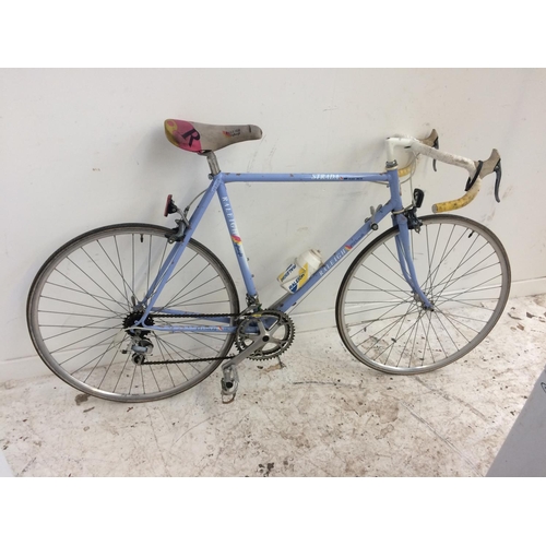 2 - A VINTAGE BLUE RALEIGH STRADA MEN'S RACING BIKE WITH QUICK RELEASE WHEELS AND 12 SPEED EXAGE GEAR SY... 