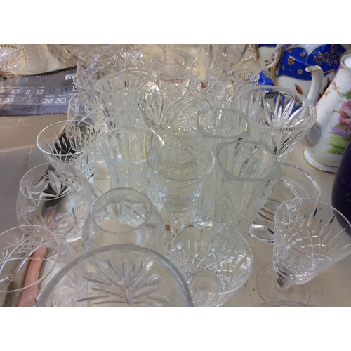 394 - A LARGE COLLECTION OF GLASSWARE TO INCLUDE BRANDY GLASSES, VASES, BOWLS, SHERRY GLASSES ETC