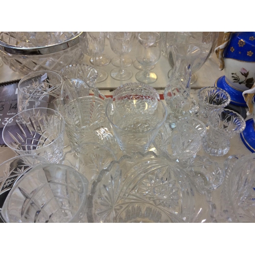 394 - A LARGE COLLECTION OF GLASSWARE TO INCLUDE BRANDY GLASSES, VASES, BOWLS, SHERRY GLASSES ETC