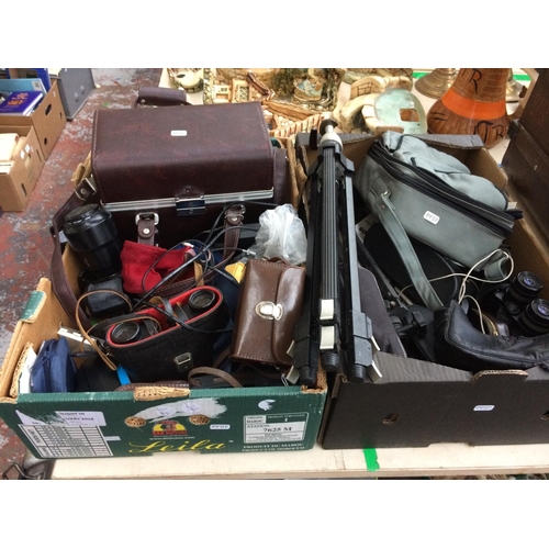 404 - A LARGE COLLECTION OF MIXED CAMERAS AND EQUIPMENT TO INCLUDE MINOLTA CAMERA, ULTRA VIEW BINOCULARS, ... 