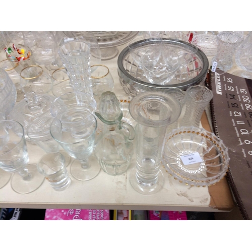 426 - A LARGE COLLECTION OF MIXED GLASSWARE TO INCLUDE DECANTER, SHERRY GLASSES, CAKE STAND ETC