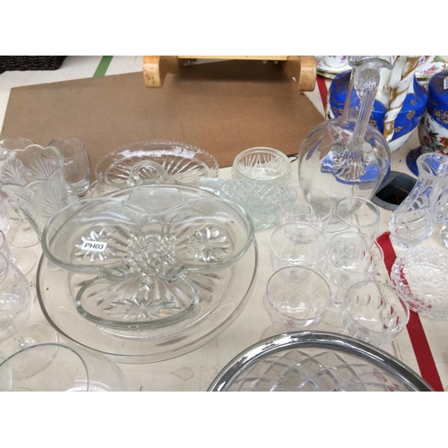 426 - A LARGE COLLECTION OF MIXED GLASSWARE TO INCLUDE DECANTER, SHERRY GLASSES, CAKE STAND ETC