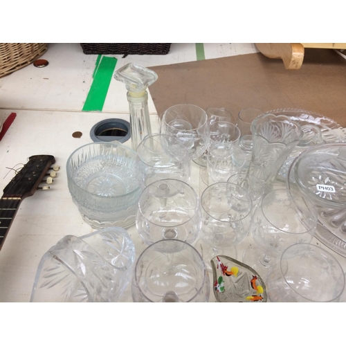 426 - A LARGE COLLECTION OF MIXED GLASSWARE TO INCLUDE DECANTER, SHERRY GLASSES, CAKE STAND ETC