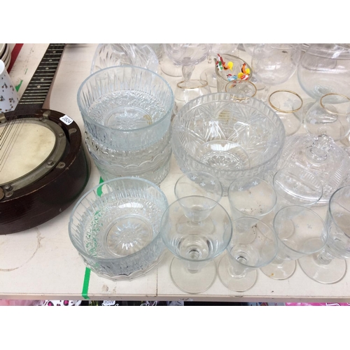 426 - A LARGE COLLECTION OF MIXED GLASSWARE TO INCLUDE DECANTER, SHERRY GLASSES, CAKE STAND ETC