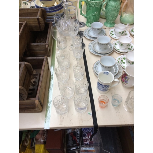 459 - FIFTEEN PIECES OF MIXED GLASSWARE TO INCLUDE DECANTER, WHISKEY TUMBLERS ETC