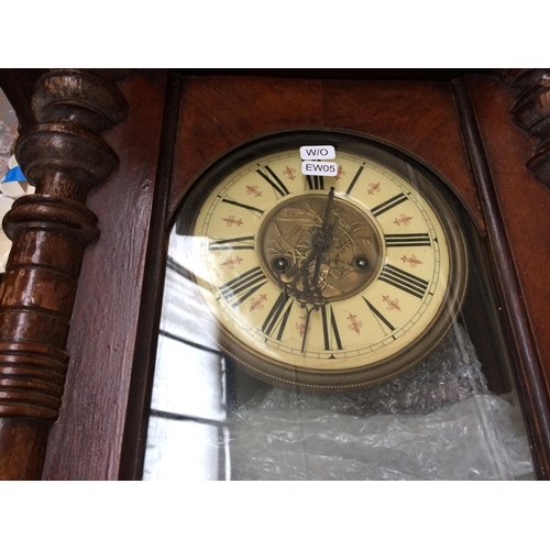 476 - A LARGE ANTIQUE GUSTAV BECKER MAHOGANY WALL CLOCK WITH PENDULUM AND KEY