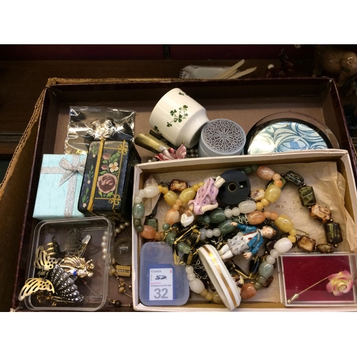 491 - A BOX CONTAINING MIXED COSTUME JEWELLERY AND GLASSWARE