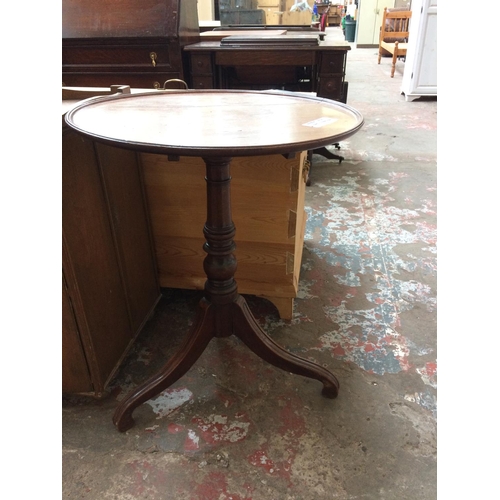 576 - A GEORGIAN MAHOGANY TILT TOP TABLE