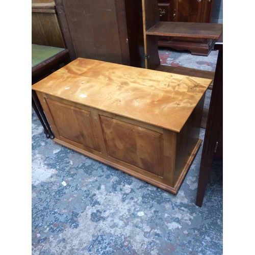 589 - AN OAK BLANKET CHEST