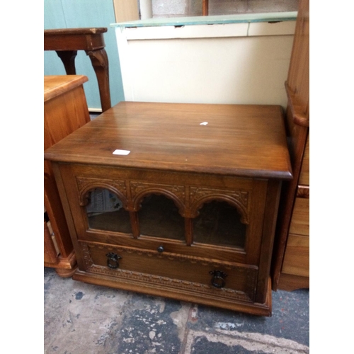 593 - AN OAK TV STAND WITH ONE DRAWER