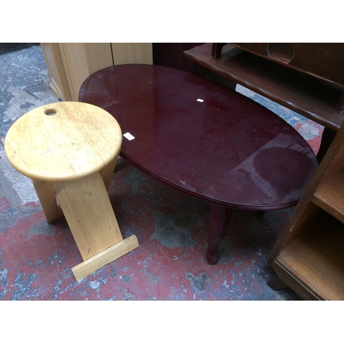 612 - TWO ITEMS: A MAHOGANY EFFECT COFFEE TABLE AND AN OAK COLLAPSIBLE STOOL