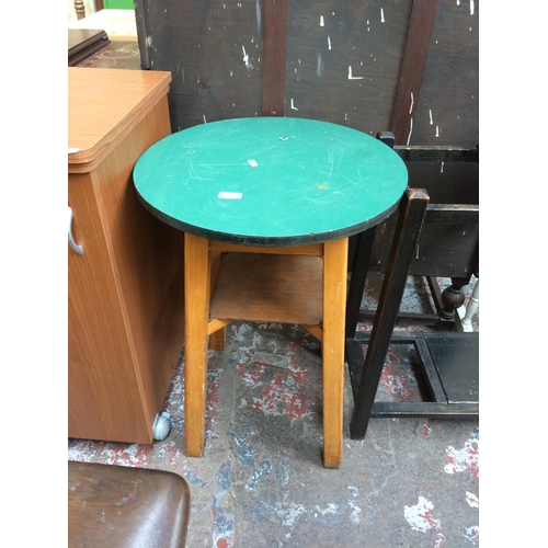 621 - A SMALL GREEN LAMINATE TOP ROUND SIDE TABLE