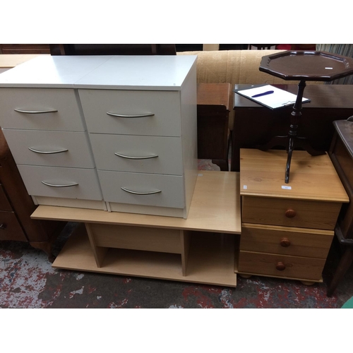 625 - FIVE ITEMS: A MAHOGANY WINE TABLE, PINE EFFECT CHEST OF THREE DRAWERS, TWO WHITE LAMINATE CHESTS OF ... 