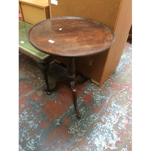 636 - A GEORGIAN MAHOGANY TILT TOP TABLE