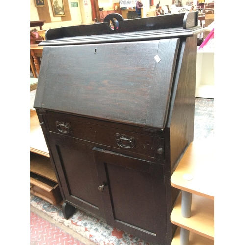 654 - AN OAK BUREAU WITH TWO DOORS, ONE DRAWER AND FALL FRONT