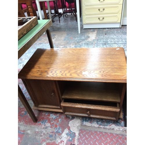 655 - AN OAK TV STAND WITH ONE DOOR AND ONE DRAWER