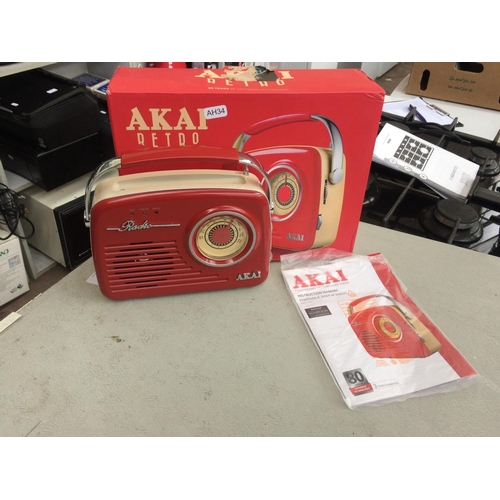 246 - TWO BOXED AKAI ELECTRICAL ITEMS TO INCLUDE RETRO STYLE AM/FM PORTABLE RADIO AND RETRO STYLE PORTABLE... 