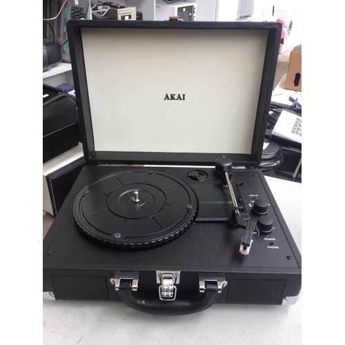 246 - TWO BOXED AKAI ELECTRICAL ITEMS TO INCLUDE RETRO STYLE AM/FM PORTABLE RADIO AND RETRO STYLE PORTABLE... 