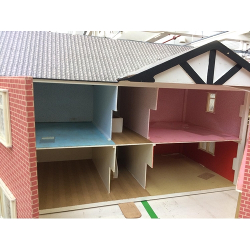 367 - A CHILD'S DOLLS HOUSE