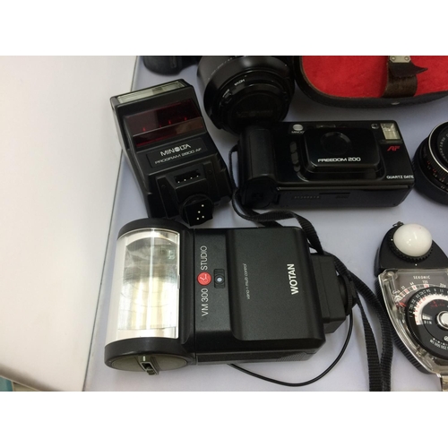 404 - A LARGE COLLECTION OF MIXED CAMERAS AND EQUIPMENT TO INCLUDE MINOLTA CAMERA, ULTRA VIEW BINOCULARS, ... 