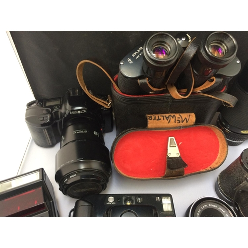 404 - A LARGE COLLECTION OF MIXED CAMERAS AND EQUIPMENT TO INCLUDE MINOLTA CAMERA, ULTRA VIEW BINOCULARS, ... 