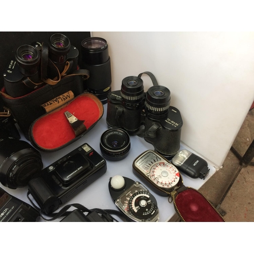 404 - A LARGE COLLECTION OF MIXED CAMERAS AND EQUIPMENT TO INCLUDE MINOLTA CAMERA, ULTRA VIEW BINOCULARS, ... 