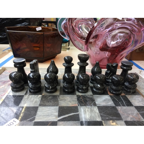 441 - FOUR PIECES OF GLASSWARE TO INCLUDE A PINK SPLASH VASE AND AN ONYX CHESS SET