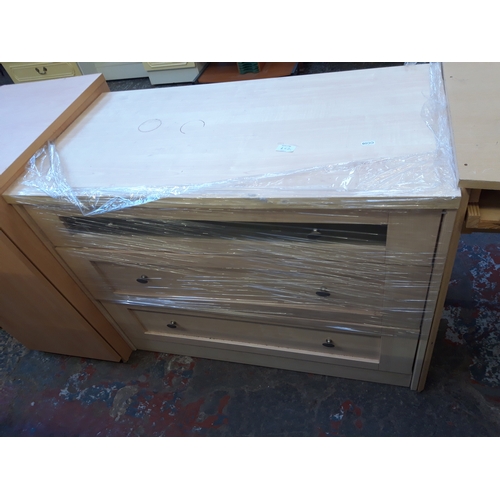 652 - A MODERN OAK EFFECT COMPUTER DESK WITH FOUR DRAWERS AND PULL OUT KEYBOARD TRAY AND AN OAK EFFECT CHE... 