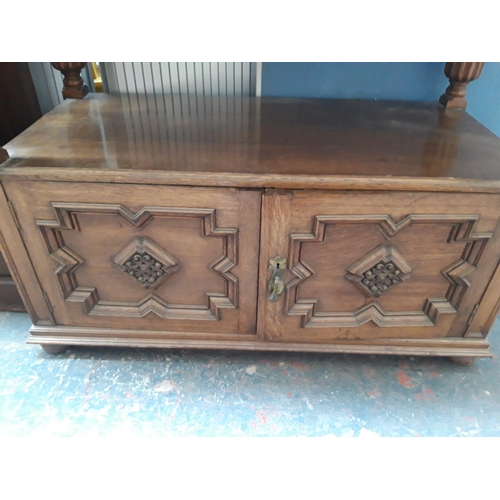 1124 - A GOOD QUALITY 20TH CENTURY CARVED OAK BUFFET WITH TWO LOWER DOORS, TWO UPPER DRAWERS WITH BRASS TEA... 