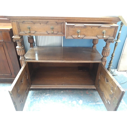 1124 - A GOOD QUALITY 20TH CENTURY CARVED OAK BUFFET WITH TWO LOWER DOORS, TWO UPPER DRAWERS WITH BRASS TEA... 