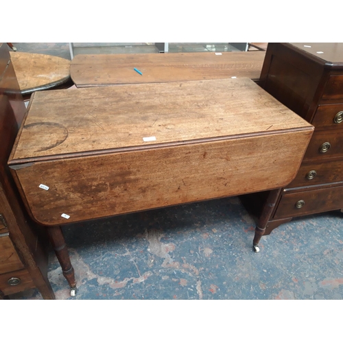 1127 - A GEORGIAN MAHOGANY PEMBROKE TABLE WITH ONE DRAWER ON WHITE CERAMIC CASTERS