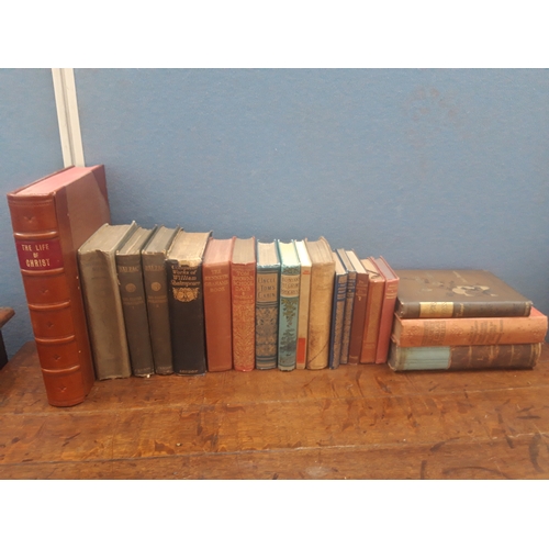 1122A - NINETEEN VARIOUS VINTAGE BOOKS TO INCLUDE A MOROCCAN LEATHER LIFE OF CHRIST BOOK, WIND IN THE WILLOW... 