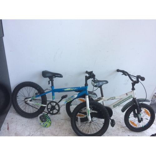 6 - TWO SMALL CHILDRENS BMX BIKES, ONE WHITE DIAMOND BACK AND ONE BLUE AND WHITE APOLLO JAYDEN