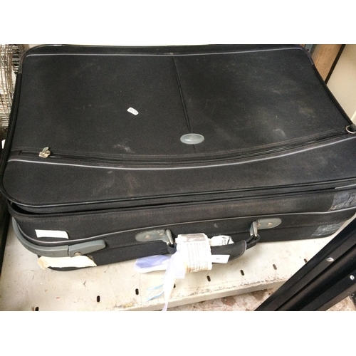 75 - A LARGE BLACK SUITCASE CONTAINING VARIOUS RUBBER SEALS