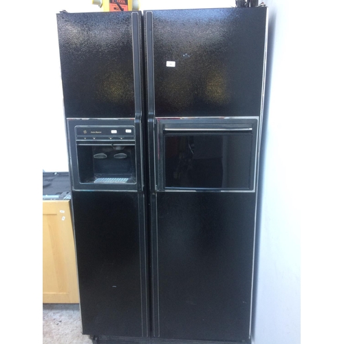 185 - A LARGE BLACK VINTAGE STYLE 110V AMERICAN LARDER FRIDGE WITH ICE AND WATER DISPENSER AND DRINKS STAT... 