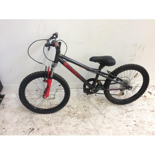 11 - A BLACK APOLLO SPIDER BMX STYLE BIKE WITH FRONT SUSPENSION AND 6 SPEED SHIMANO GEAR SYSTEM