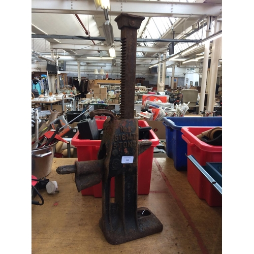 110 - A VINTAGE DUFF NORTON 5 TONNE RATCHET JACK