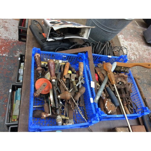 135 - A MIXED LOT TO INCLUDE VINTAGE WOOD BLOCK PLANES, OIL STONES, STANLEY WOOD PLANE AND HAND DRILL, BLA... 