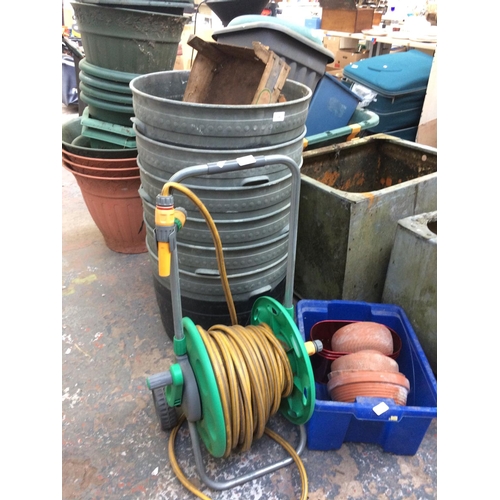 158 - A MIXED GARDENING LOT TO INCLUDE A HOZELOCK TWO WHEELED HOSE REEL, TERRACOTTA PLANT POTS, LARGE PLAS... 