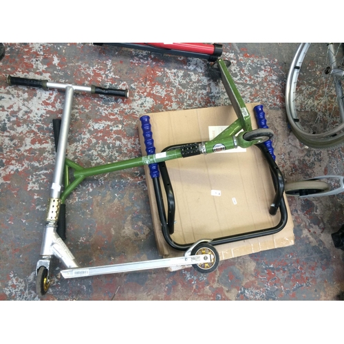 16 - FOUR ITEMS TO INCLUDE TWO BOOT MOUNTABLE BICYCLE RACKS (ONE BOXED) TOGETHER WITH TWO RAZOR STUNT SCO... 