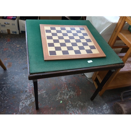 183 - A MIXED LOT TO INCLUDE FOLDING PINE SHELVES, CARD TABLE, DECORATORS TABLE, CHESS BOARD ETC