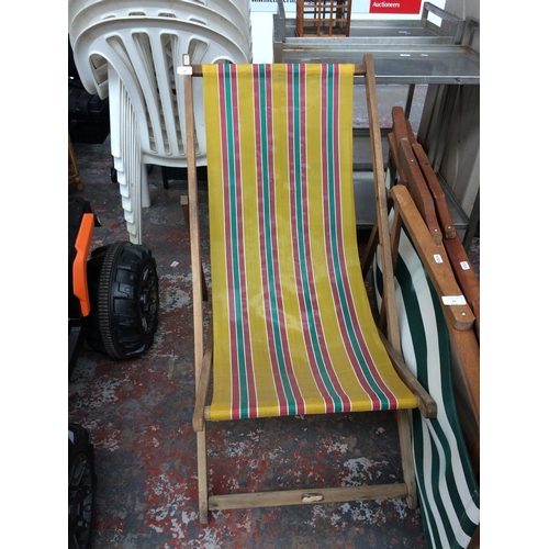 24 - A VINTAGE TRADITIONAL WOODEN DECK CHAIR