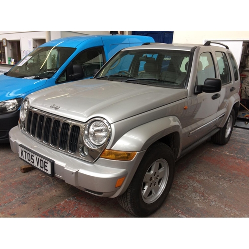 31 - A SILVER 2005 JEEP CHEROKEE, 2.8, 4x4 WITH 115,291 MILES, MOT 07/04/2020.  GREY LEATHER INTERIOR, FO... 