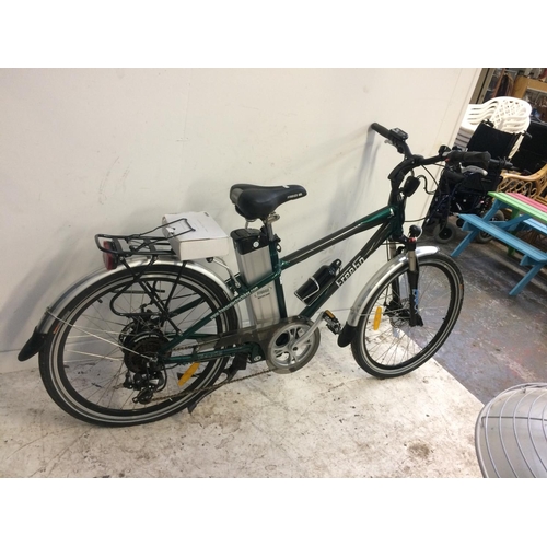 4 - A GREEN FREEGO ELECTRIC BICYCLE WITH FRONT SUSPENSION, TWIN DISC BRAKES, QUICK RELEASE FRONT WHEEL, ... 