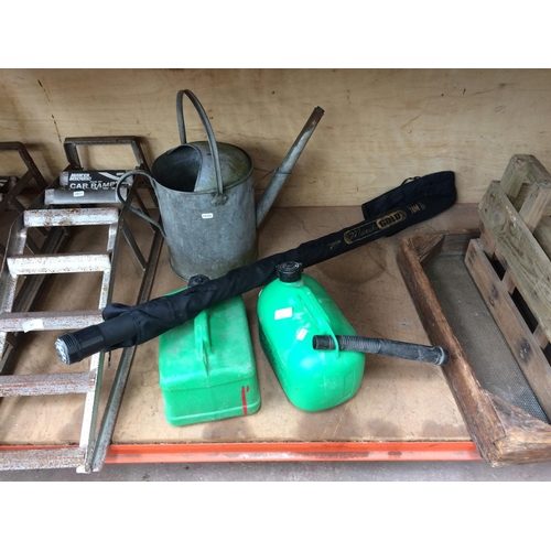 56 - FOUR ITEMS TO INCLUDE A 10 METRE FISHING POLE, A VINTAGE GALVANISED WATERING CAN AND TWO GREEN PLAST... 