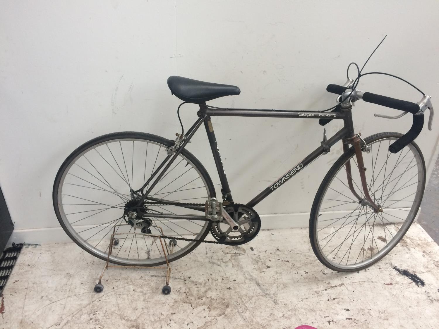 A VINTAGE GREY TOWNSEND SUPER SPORT GENTS RACING BIKE WITH 10