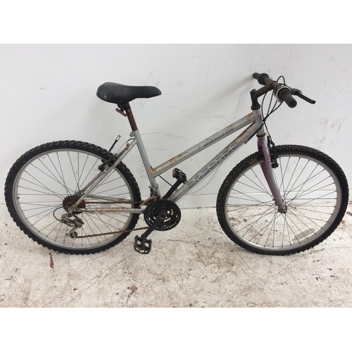 14 - THREE MOUNTAIN BIKES FOR SPARES OR REPAIR TO INCLUDE A GREEN SPECIALISED ROCK HOPPER WITH QUICK RELE... 